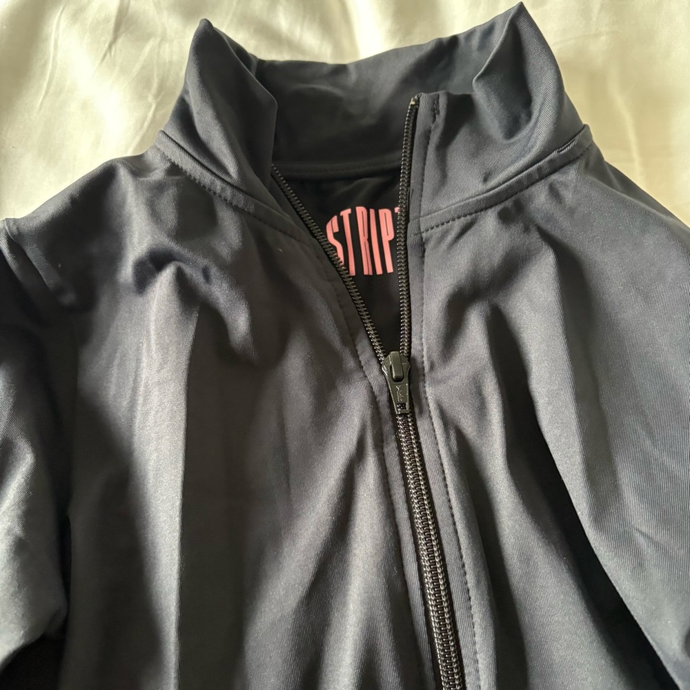 STRIPT hip zip, muscle tank, smooth capri SET - Picture 6 of 7